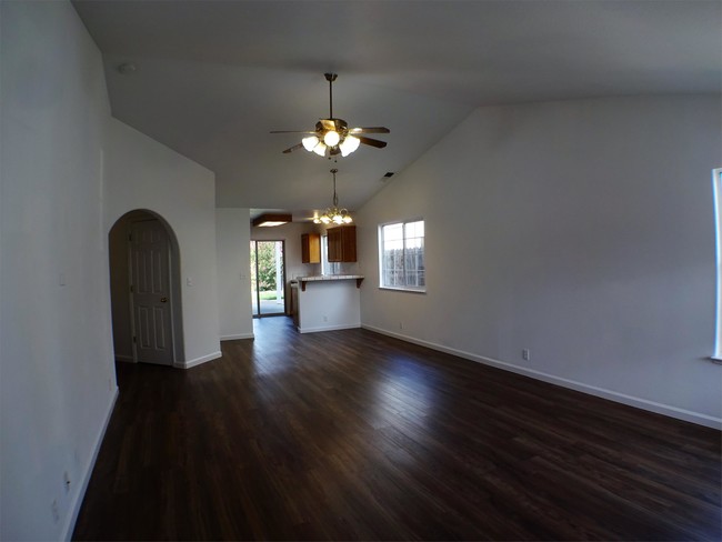 Building Photo - 2193 Huntington Dr