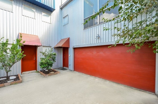 Building Photo - 5109 Lillian St