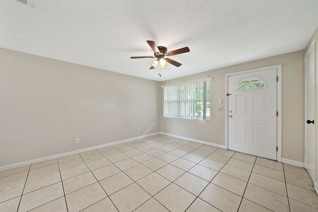 Building Photo - Now available in Lynn Haven, great location