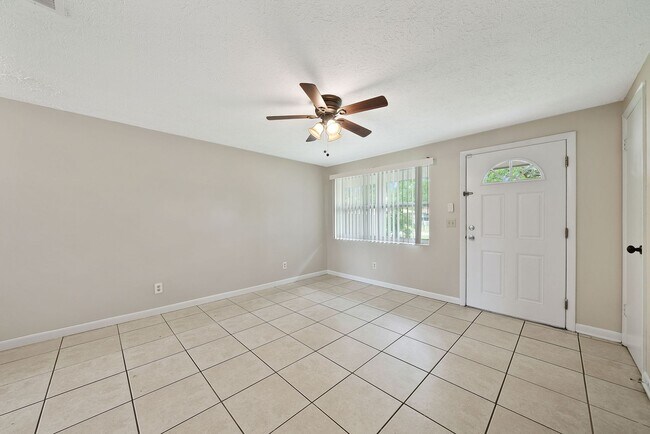 Foto del edificio - Now available in Lynn Haven, great location