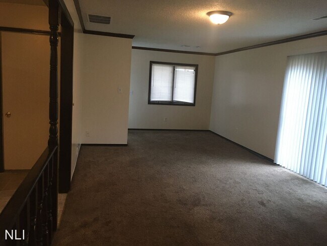 Foto del edificio - 2226-2228 Versailles Village Pl