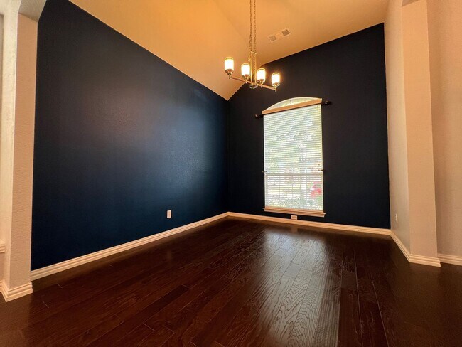 Building Photo - Lovely 4 bedroom 3 bath home!