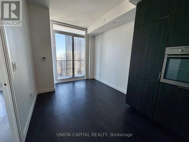 Photo du bâtiment - 8 Eglinton Ave E