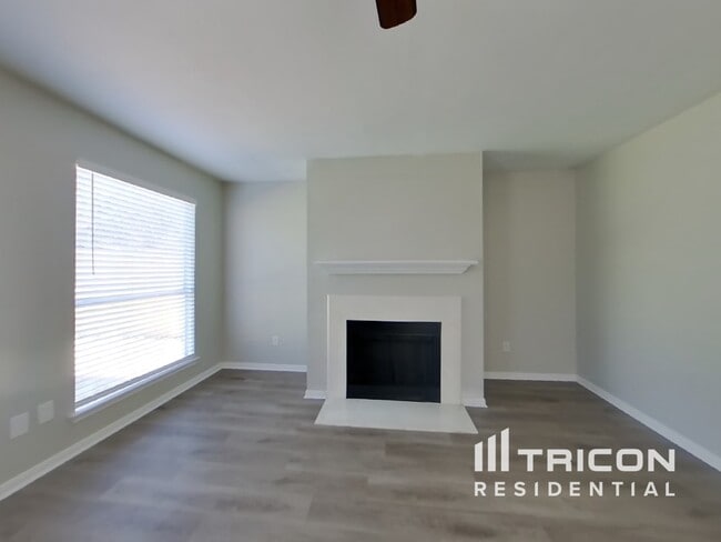 Building Photo - 3607 Lakeaires Ln