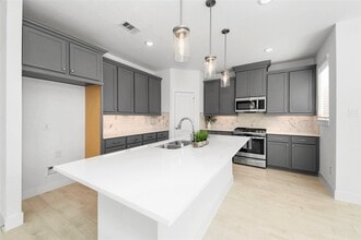 Building Photo - 18823 River Overlook Ct