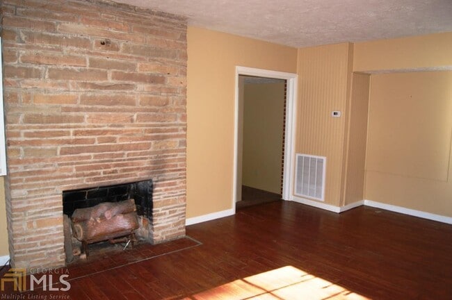 Foto del edificio - 294 Longview Dr