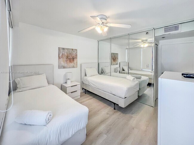Foto del edificio - 5225 Collins Ave