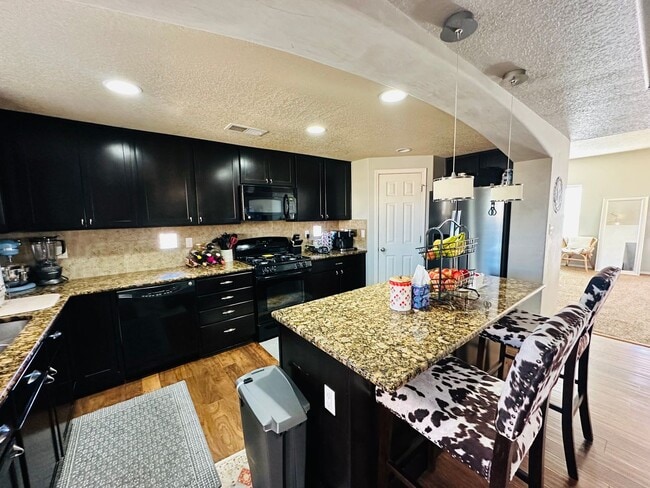 Building Photo - Available Dec 10th! 3bed 2bath