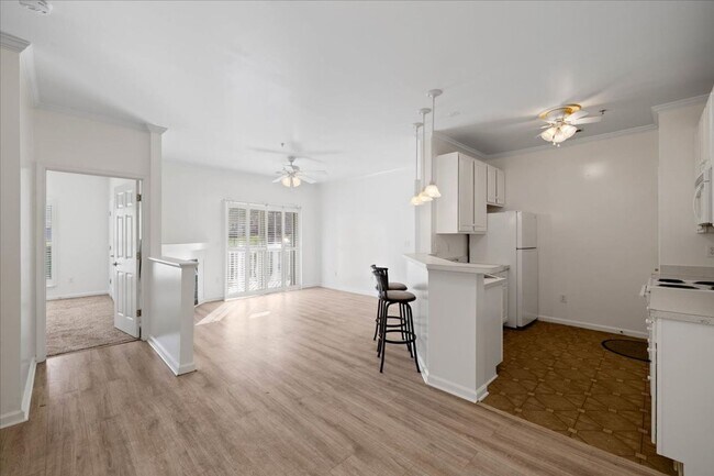 Foto del edificio - Spacious Condo in Knollwood – Pool, Gym an...