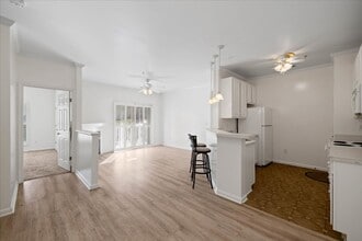 Building Photo - 305 N Knollwood Dr