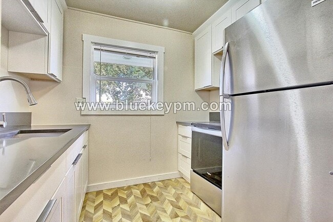 Building Photo - 3 Bed, 1 Bath Duplex Unit in Downtown Vancouver