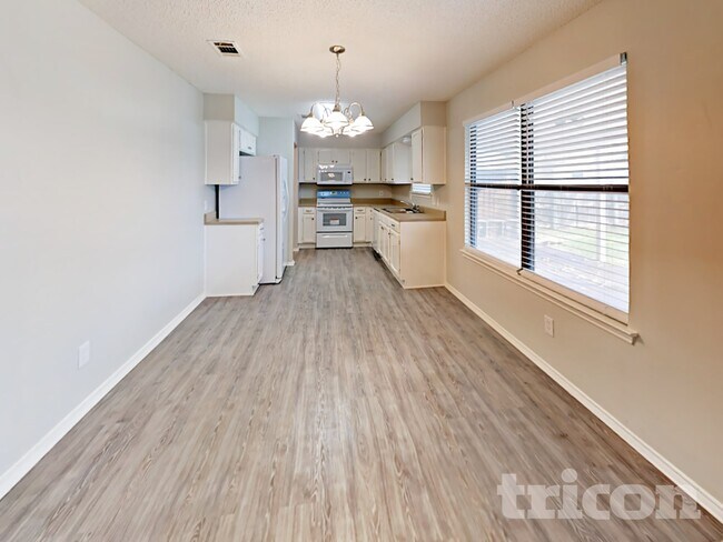 Building Photo - 521 Clover Dr