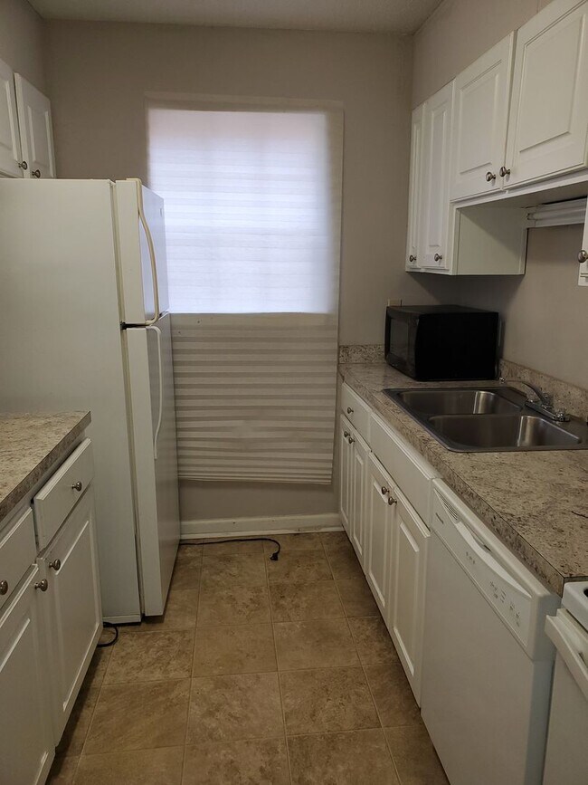 Building Photo - Cute 2 Bedroom 1.5 Bath Condo in Carnaby S...
