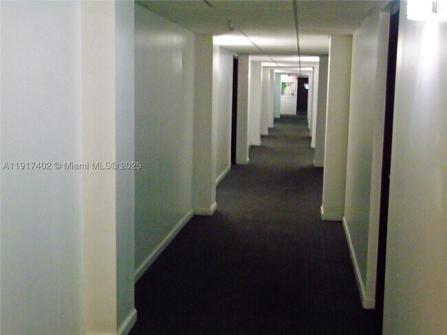 Building Photo - 4174 Inverrary Dr