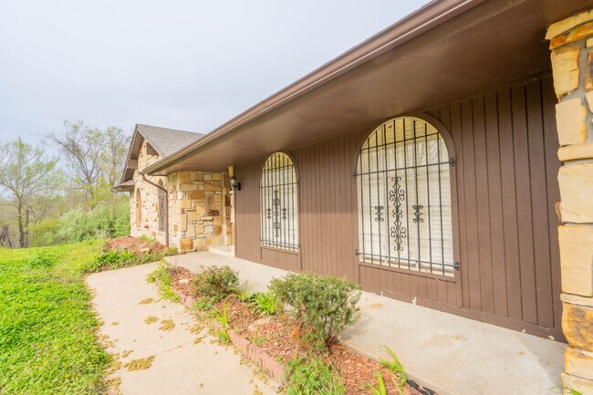 Foto del edificio - Price drop! Recently updated 3 bed/ 2 bath...