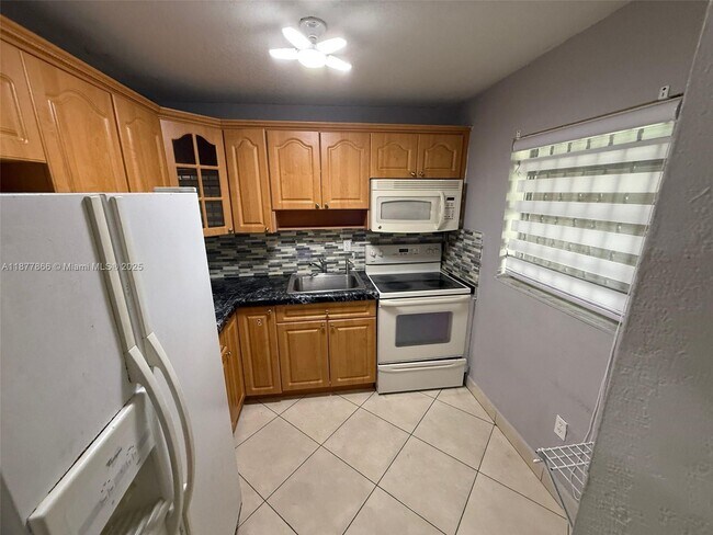 Foto del edificio - 1325 W 68th St