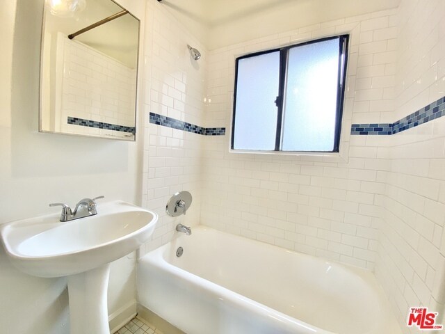 Foto del edificio - 3835 W 8th St