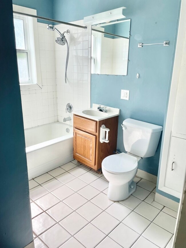 Building Photo - South Moorhead -4 bedroom 2 Bathroom -