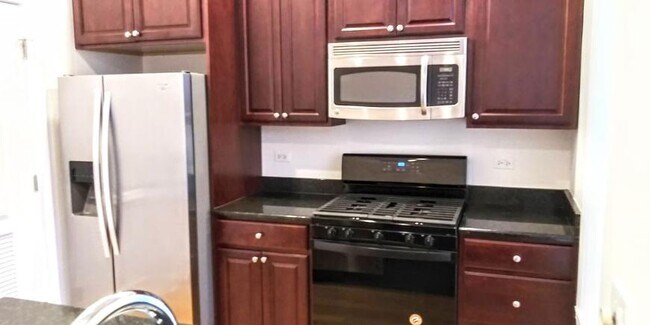 Building Photo - 4 bedroom in Chicago IL 60657