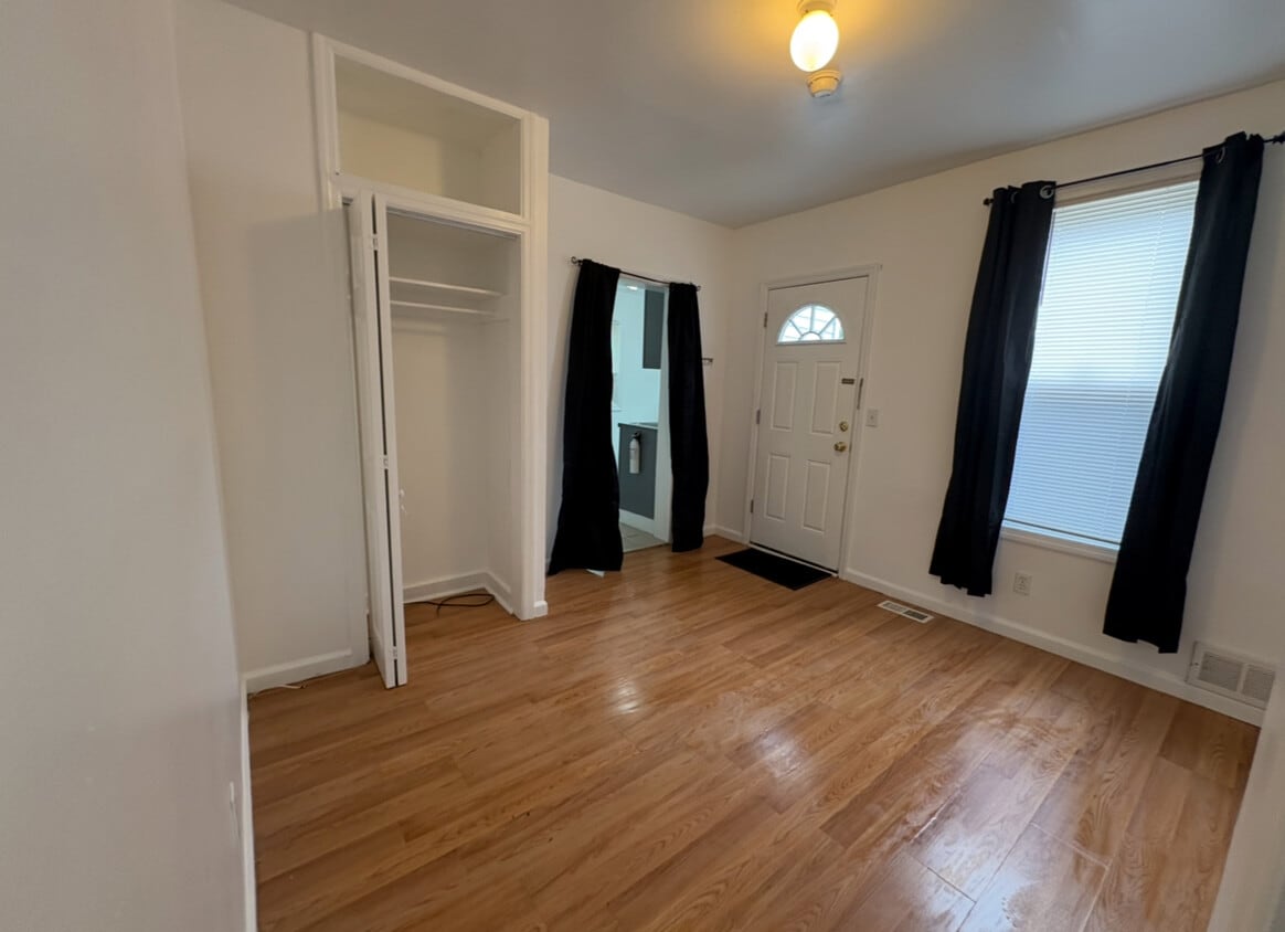 main room - 537 Schiller Ave