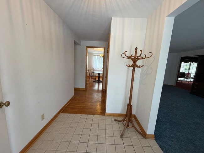 Building Photo - 290 Glenview Rd