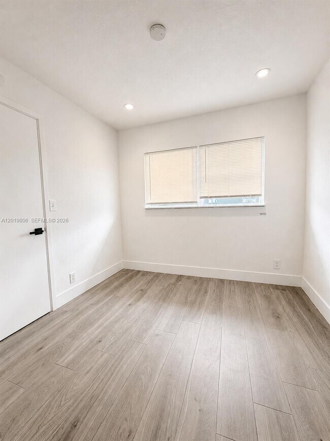 Foto del edificio - 612 NW 1st Ave