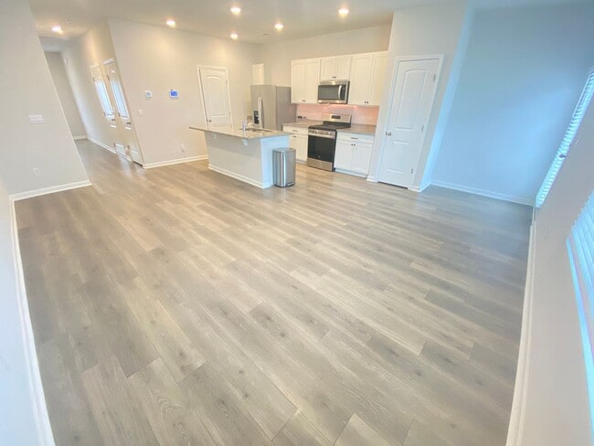 Building Photo - For Lease - 3 Bed, 2.5 Bath, 1600 sqft Tow...