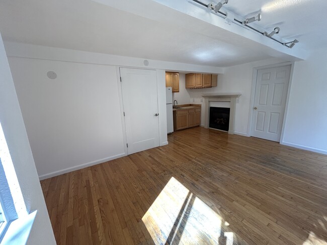 Building Photo - 14625 River Rd