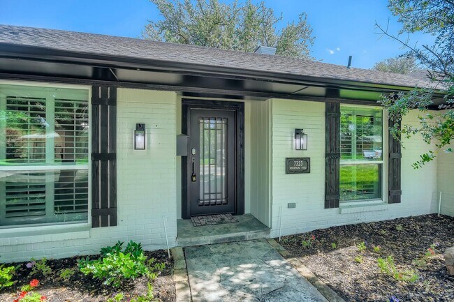 Foto del edificio - Charming Prestonwood home with peaceful backyard oasis