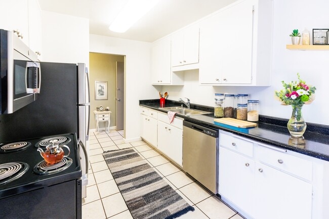 Building Photo - Courtyard Apartments