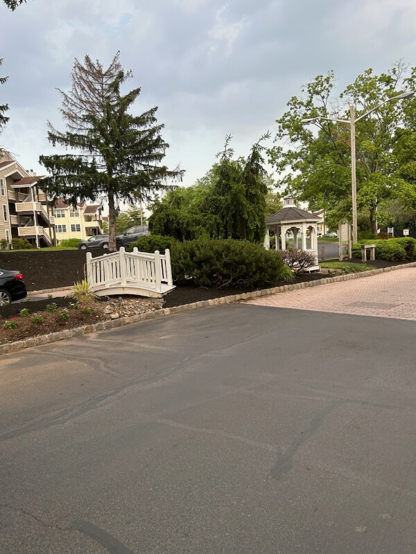 Building Photo - 612 Deepdale Ct
