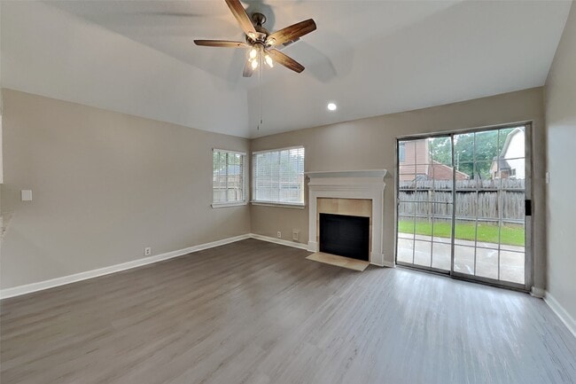 Foto del edificio - 5026 Maple Brook Ln