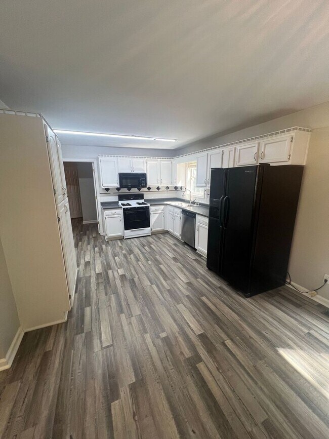 Foto del edificio - Charming 3-Bedroom, 2-Bath Home with Finished Basement in Snellville!