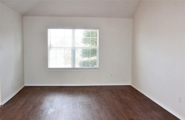 Building Photo - 3045 Elmbrook Dr