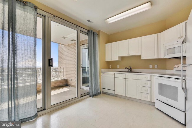 Building Photo - 100 Harborview Dr