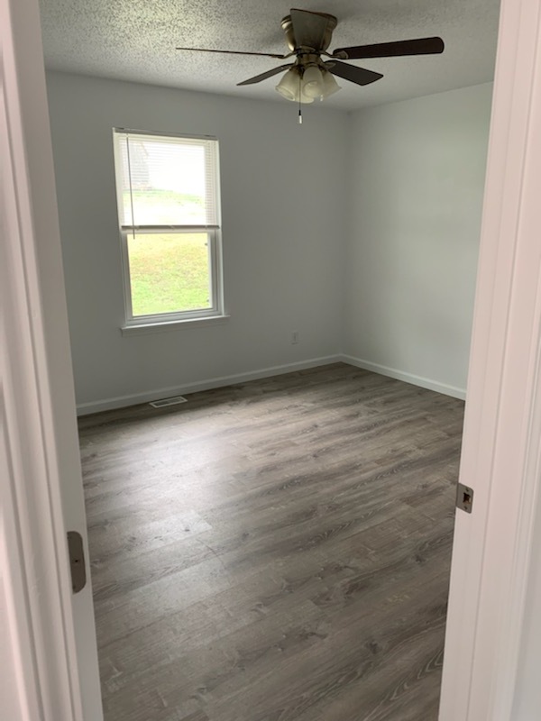 Master bedroom 11' 5" X 12' 5" - 985 South Lay St.