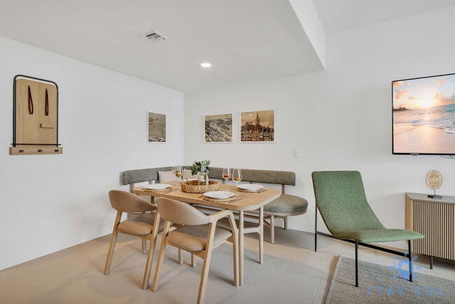 Building Photo - 601 NE 1st Ave