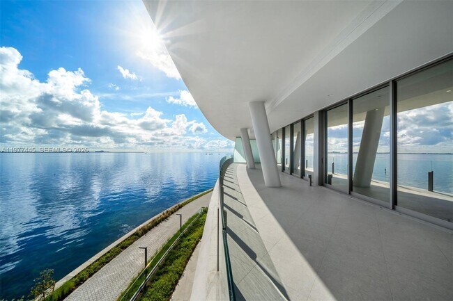 Building Photo - 5 Grove Isle Dr