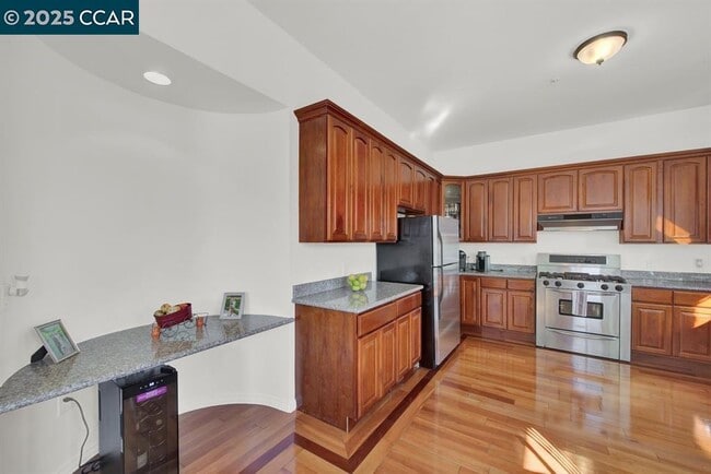 Building Photo - 2004 Main St