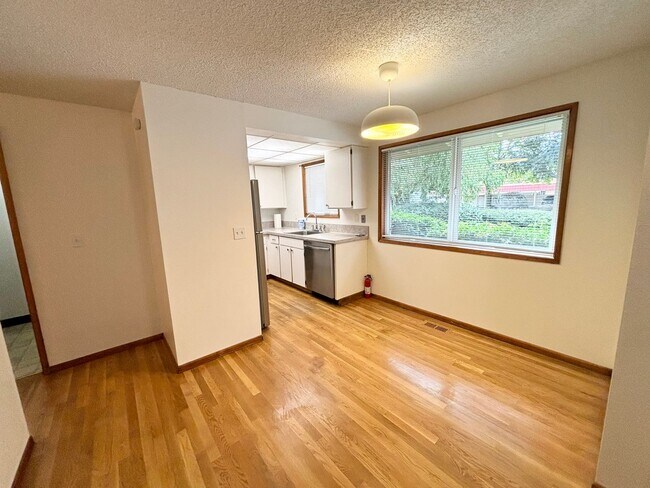 Building Photo - Newly Update 2 Bedroom Home! W/S/G Include...