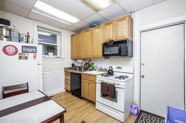 Building Photo - Spacious 1bedroom/1bath unit in Bucktown! Central Air, Dishwasher, FREE Laundry! Near Metra!