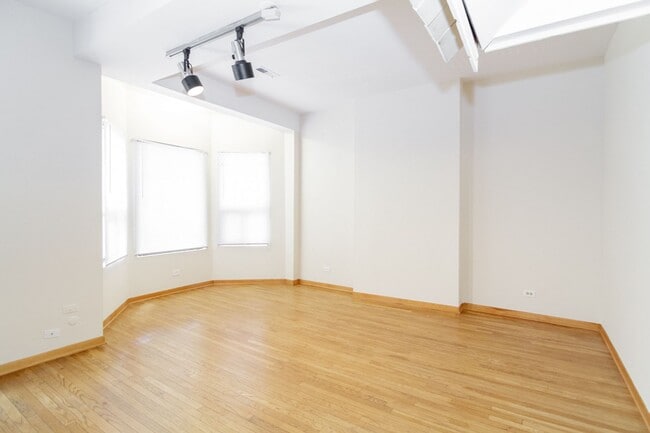 Building Photo - 871 W Lill Ave