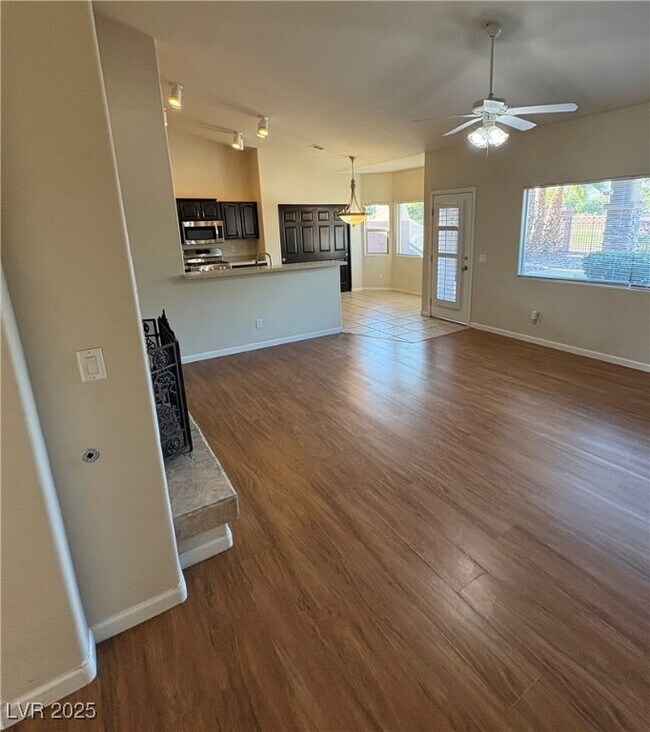 Foto del edificio - 5586 Golden Leaf Ave