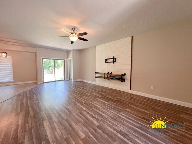 Foto del edificio - Gorgeous 4 Bedroom Home in Crestview: Sola...