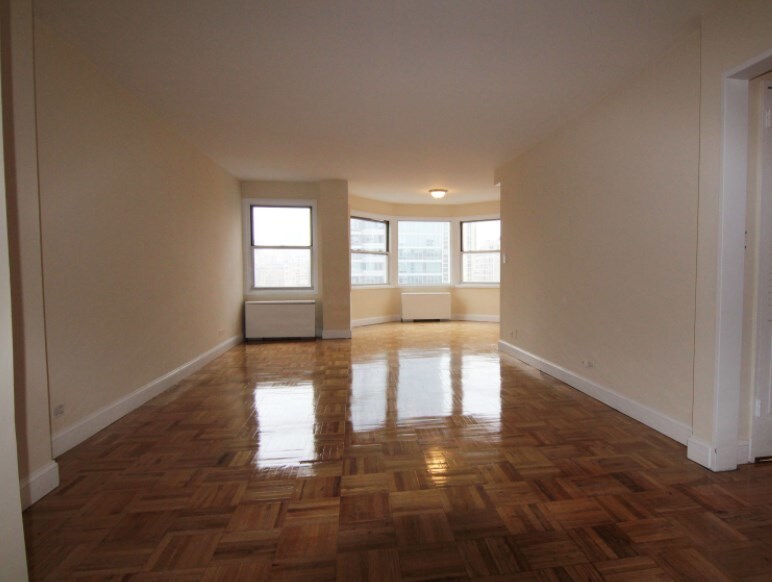 Foto principal - 254 E 73rd St