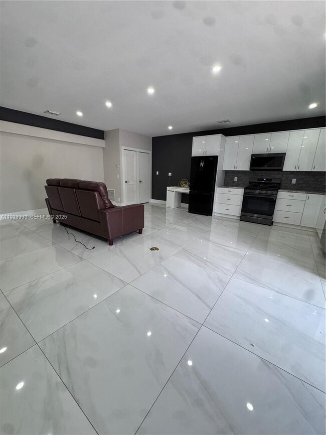 Foto del edificio - 755 N Crescent Dr