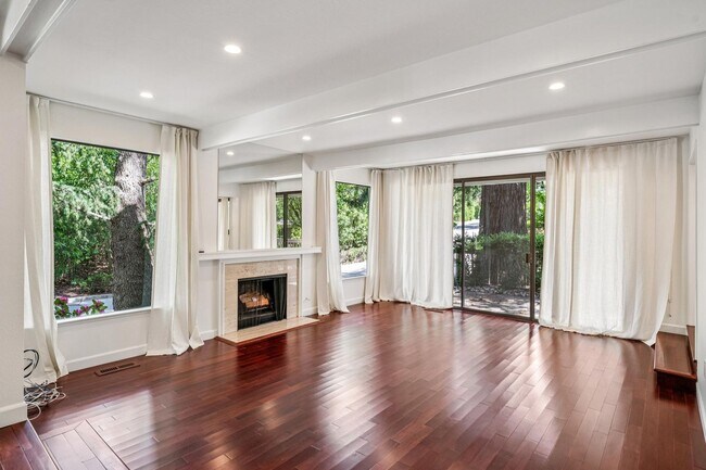 Foto del edificio - Luxury 3-Level Townhome in Highly Desirable Sharon Heights Neighborhood
