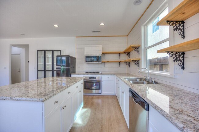 Foto del edificio - Spacious 3-Bedroom Home with a Backyard in Harlan Ranch Community!