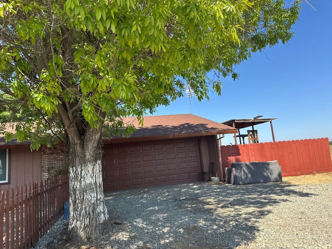 Building Photo - 3 Bedroom in Quiet Neighborhood