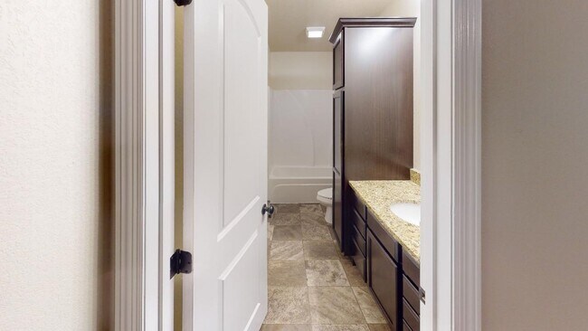 Foto del edificio - 3-Bed, 2-Bath single family home with an a...